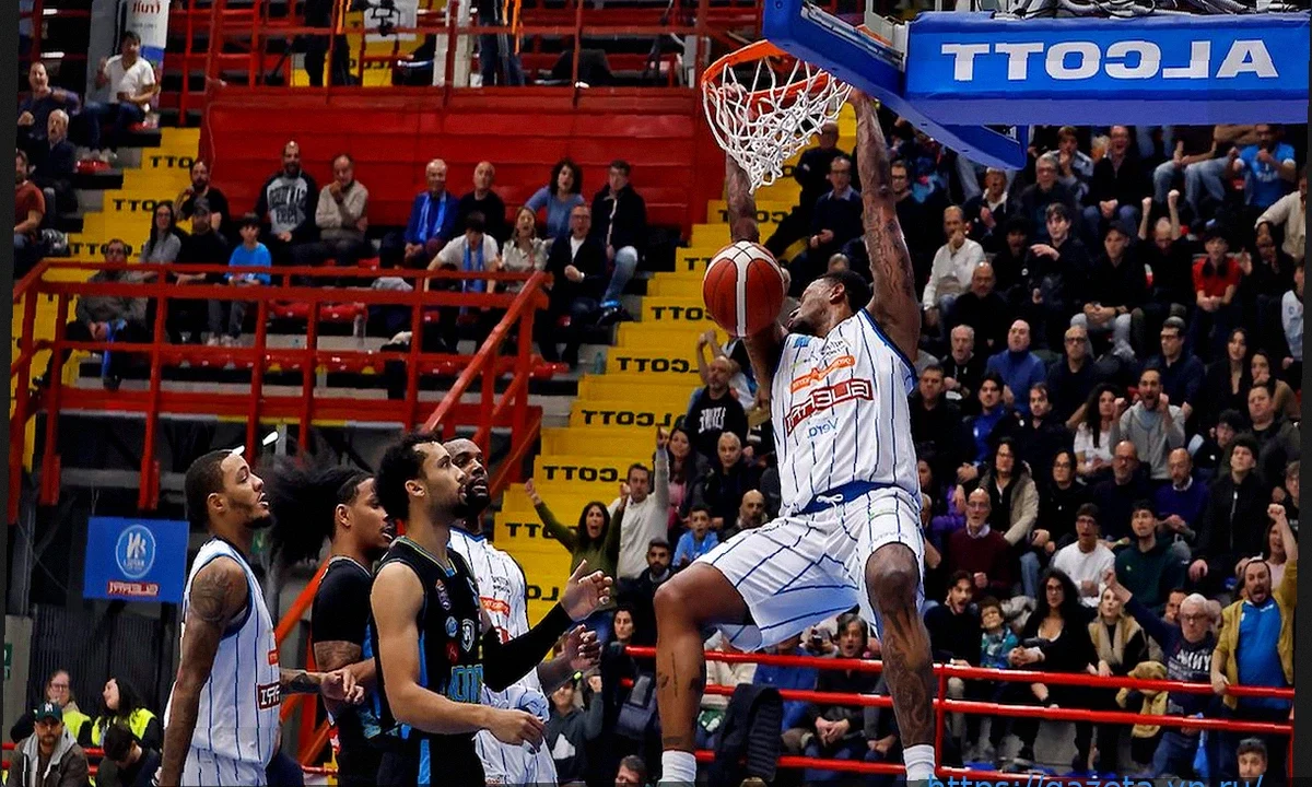 Перерыв: Наполи лидирует в Кремоне со счетом 36-38, прямая трансляция