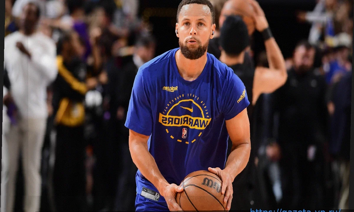 Стефен Карри вышел на игру против «Санз» в кроссовках Девина Букера